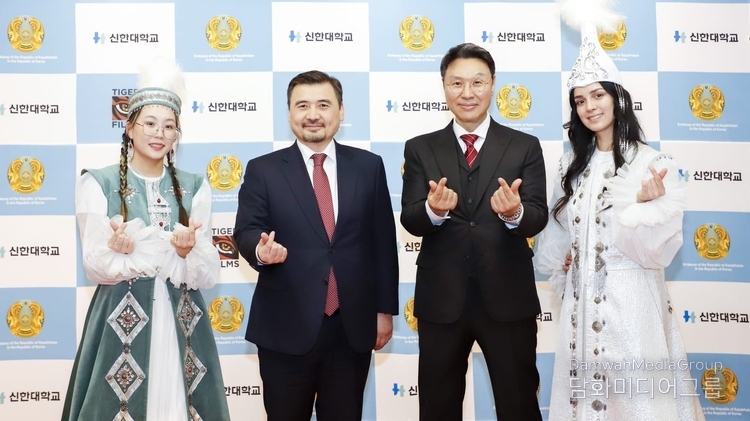 Ambassador of Kazakhstan Nurgali Arystanov and Shinhan University President Kang Sung Jong pose with women in traditional Kazakh dresses.