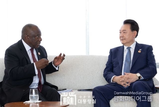 President Yoon Suk-yeol (right) holds a summit with South African President Cyril Ramaphosa on Nov. 19, 2024.