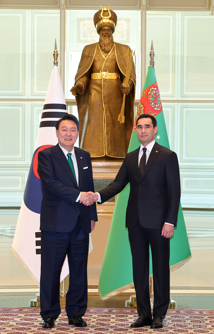 President of Turkmenistan H.E. Mr. Serdar Berdimuhamedov (right) and President Yoon Suk Yeol in Ashgabat, Turkmenistan, June 2024.