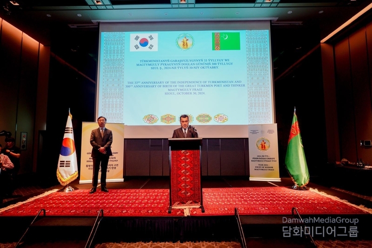 H.E. B. Durdyyev, Ambassador of Turkmenistan in Seoul, delivers welcoming speech at the reception.