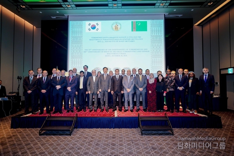 H.E. B. Durdyyev, Ambassador of Turkmenistan (center) poses with Korean and foreign guests at a reception to mark the 33rd anniversary of the Independence on Oct. 30, 2024.