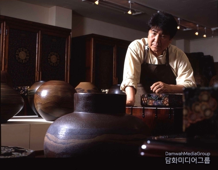 A master of the lacquer art world of the era, Cheongmok Kim Hwan-kyung (Intangible Cultural Asset No. 1 Chaehwa Painting Master)