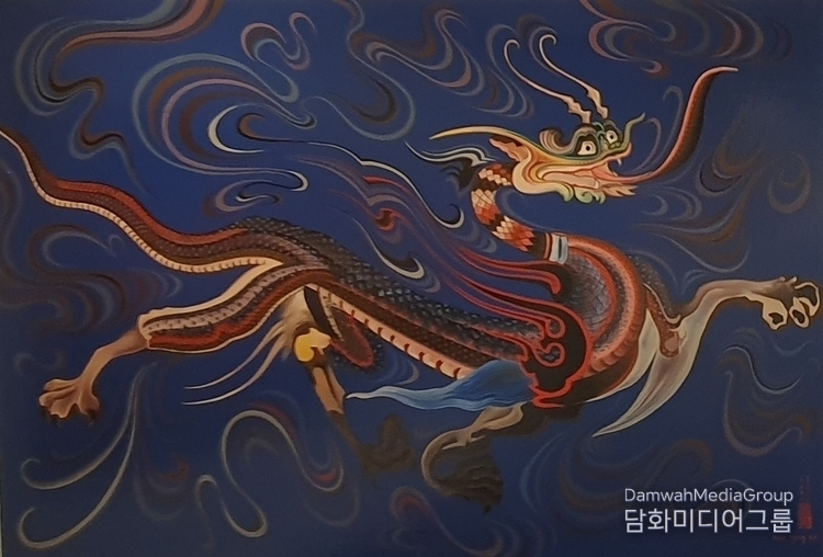 Cheongryongdo / It protects the east, which signals the beginning of life, and appears in spring as a tree among the five elements and controls the wind. It is depicted as flying above the clouds and Indongdangcho pattern with its double-headed and long tongue outstretched. 100 ho-size (Hemp cloth, raw lacquer, coloring (chaechil), Price: 200 million won Cheongmok work)
