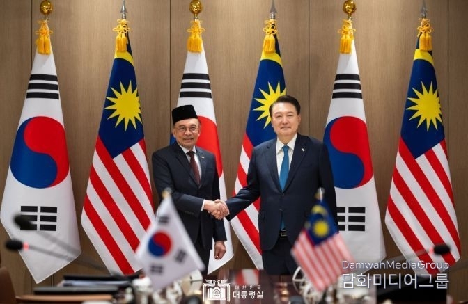 President Yoon Suk-yeol (right) shakes hands with Malaysian Prime Minister Anwar Ibrahim, who is on an official visit to South Korea, before their summit on Nov. 25.