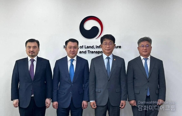 Kazakhstan's Minister of Transport Marat Karabaev (second from the left), Korea's Minister of Land, Infrastructure, and Transport Park Sang Woo (third from the left), and Kazakhstan's Ambassador to Korea Nurgali Arystanov (far left) take a commemorative photo.