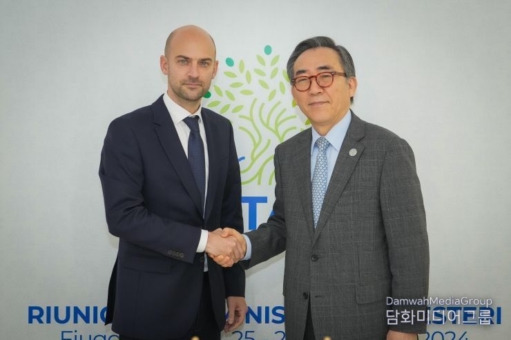 Minister of Foreign Affairs Cho Tae-yul (right), who is attending the G7 Foreign Ministers' Meeting (November 25-26, Fiuggi, Italy), holds a meeting with French Foreign Minister Jean-Noël Barrot on Nov. 26.