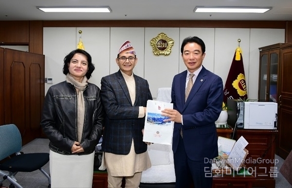 Choi Hak-beom, Speaker of the Gyeongnam Provincial Council (far right), greets Pushpa Raj Bhattarai, deputy chief of mission and minister counsellor of the Embassy of Nepal in Korea (center) on Nov. 20.