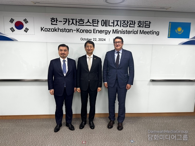 Minister of Energy Almasadam Satkaliyev (right), Minister of Trade, Industry, and Energy Ahn Duk-geun (center), and Kazakhstan's Ambassador Nurgali Arystanov pose for a photo after a bilateral meeting.