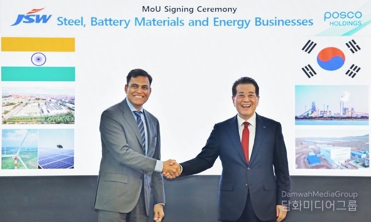 POSCO Group and JSW Group signed an MOU for business cooperation in the steel, secondary battery materials, and renewable energy sectors on Oct. 21. (From left) JSW Group Chairman Sajjan Jindal, POSCO Group Chairman In-hwa Chang.