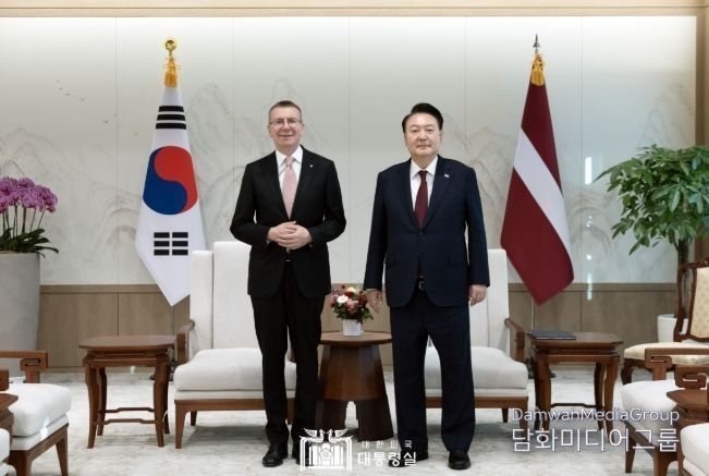 President Yoon Suk-yeol (right) holds a summit with Latvian President Edgars Rinkēvičs in Seoul on Nov. 28, 2024.