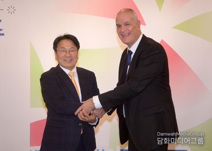 Gwangju Mayor Kang Ki-jeong (left) takes a photo with Israeli Ambassador to Gwangju Rafael Harpaz after exchanging views on exchanges and cooperation at the reception room of Gwangju City Hall on Nov. 28. / Courtesy of Gwangju Metropolitan City