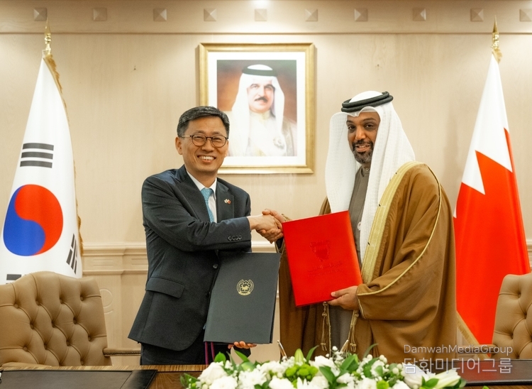 Ambassador of the Republic of Korea to Bahrain Koo Heon Sang (left) shakes hands with Minister of Finance and National Economy Shaikh Salman bin Khalifa Al Khalifa of the Kingdom of Bahrain after signing the agreement on December 26, 2024, in Manama, Bahrain.
