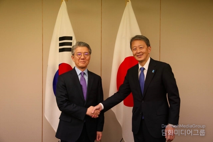 Vice Minister of Foreign Affairs Kim Hong Kyun (left) holds a meeting with Vice Minister for Foreign Affairs of Japan Okano Masataka in Tokyo, Japan, on December 26, 2024.