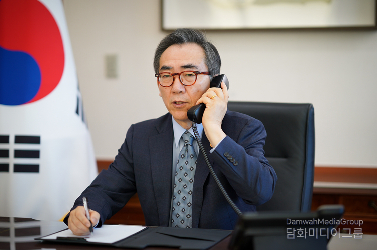 Minister of Foreign Affairs Cho Tae-yul has a telephone conversation with Japanese Minister for Foreign Affairs Iwaya Takeshi on December 23, 2024.