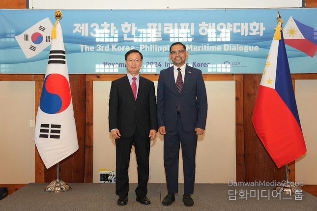 (L-R) Co-chairs of the 3rd PHL-ROK maritime dialogue, Assistant Secretary Marshall Louis Alferez of the Maritime and Oceans Affairs Office of the Department of Foreign Affairs and Director General Kim Dong Bae of the ASEAN and Southeast Asian Affairs Bureau of the Ministry of Foreign Affairs.