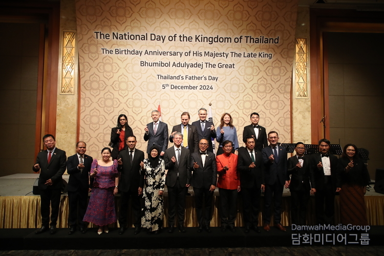 H.E. Amb. Tanee Sangrat of Thailand takes a group photo with foreign ambassadors and a Korean guest at a reception held at the Lotte Hotel Seoul, on Dec. 4, 2024.