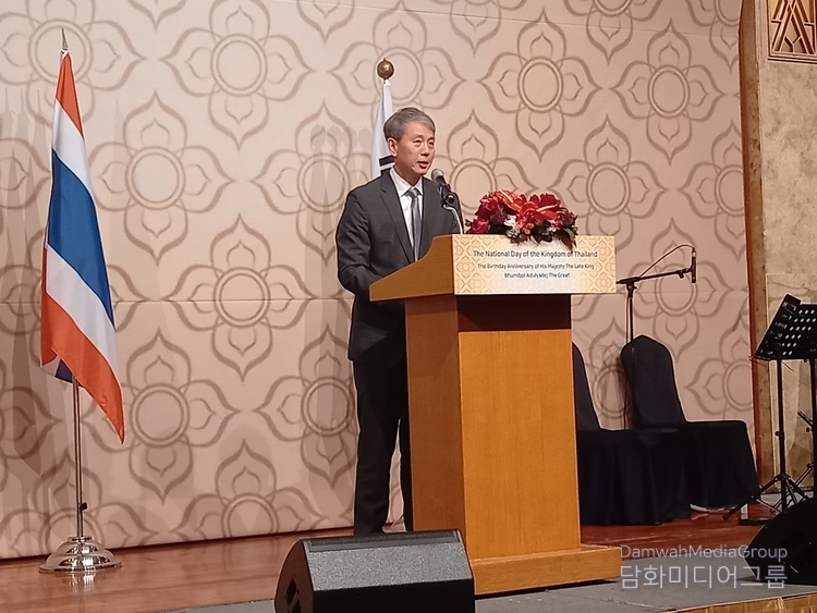 Chung Kee-yong, ambassador and deputy minister for climate change, the Ministry of Foreign Affairs, gives congratulatory remarks.