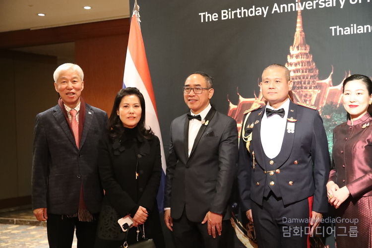 H.E. Amb. Tanee Sangrat of Thailand (center) poses with Chairman Lee Jon-young of Diplomacy Journal (far left), President Shin Kyung-ae of K Global Leader Academy (second from the left) and other embassy staff.