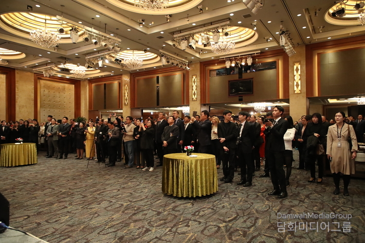 Over 800 guests, including foreign ambassadors and senior diplomats from the Foreign Diplomatic Corps in Korea, Korean government officials and other local and international dignitaries, attend the gala event.