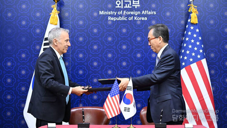 Foreign Minister Cho Tae-yul (right) and U.S. Ambassador to South Korea Philip Goldberg exchange documents after signing a special agreement on defense cost sharing between South Korea and the United States at the Ministry of Foreign Affairs at the Government Complex in Jongno-gu, Seoul, on Dec. 4.