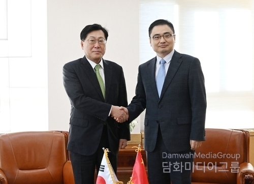 Choi Ji-young (left), the Ministry of Economy and Finance's international economic director, shakes hands with Charge d'affaires Fang Kun of the Chinese embassy in South Korea at the Seoul Government Complex on Dec. 10, 2024.