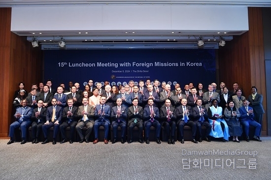 Busan Mayor Park Hyung-jun, also chairman of the National Council of Cities of Korea, (front row, center) and other participants take a commemorative photo at the “15th Luncheon Meeting with Foreign Missions in Korea” held at the Shilla Hotel in Seoul on Dec. 6, 2024.
