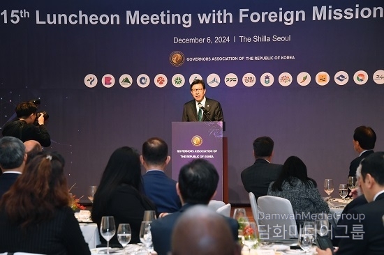  Busan Mayor Park Hyung-jun delivers a speech at the “15th Luncheon Meeting with Foreign Missions in Korea” held at the Shilla Hotel in Seoul on Dec. 6, 2024