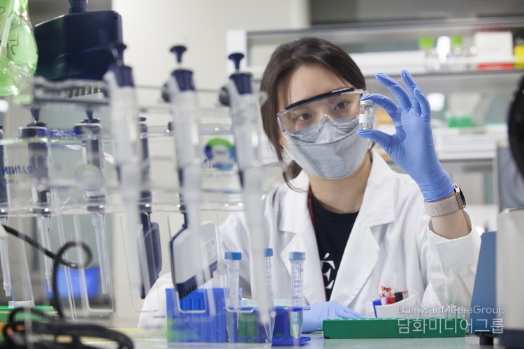 An SK bioscience researcher conducts experiments related to the development of mRNA vaccines.