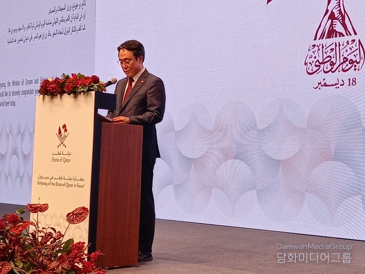 Kang Do-hyung, the Minister of Oceans and Fisheries of the Republic of Korea, gives congratulatory remarks.