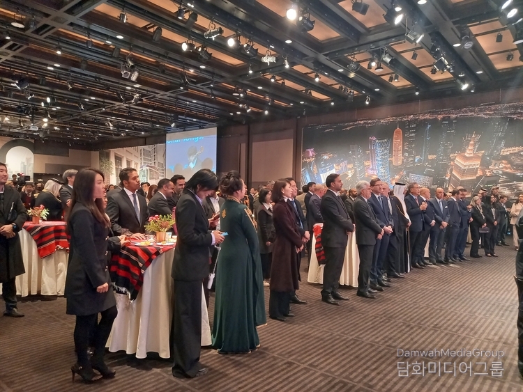 Over 1,000 guests, including foreign ambassadors and senior diplomats from the Foreign Diplomatic Corps in Korea, Korean government officials and other local and international dignitaries, attend the gala event.