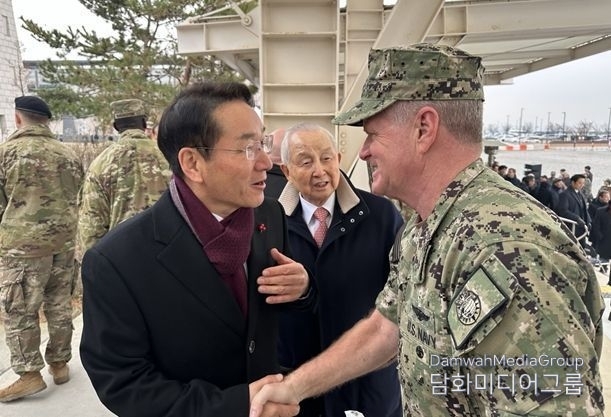 Incheon Mayor Yoo Jung-bok (left) shakes hands with Samuel Paparo, commander of U.S. Indo-Pacific Command, at the change of command ceremony for U.S. Forces Korea at Humphreys U.S. Army Base in Pyeongtaek, South Korea, Dec. 20, 2024.