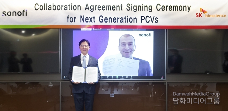 Jaeyong Ahn, CEO of SK bioscience (left) and Jean-Francois Toussant, Global Head of Vaccine R&D at Sanofi, pose for a photo after signing the agreement.