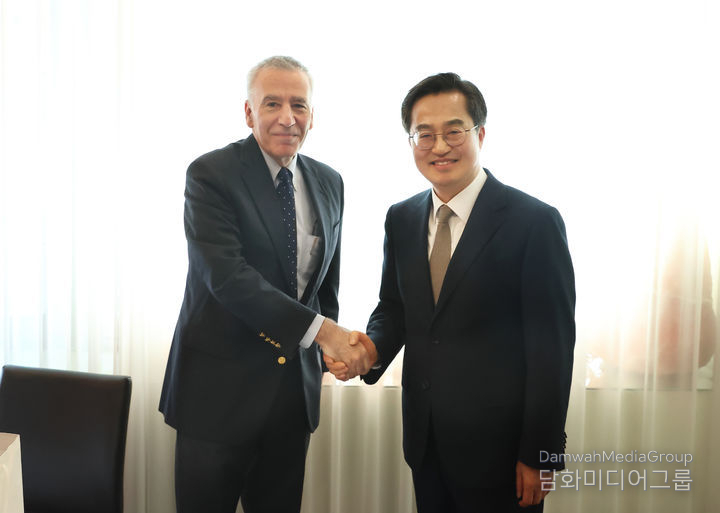Gyeonggi-do Governor Kim Dong-yeon (right) and U.S. Ambassador to the Republic of Korea Philip Goldberg pose for a photo in Jung-gu, Seoul, on Dec. 24. / Courtesy of Gyeonggi Province