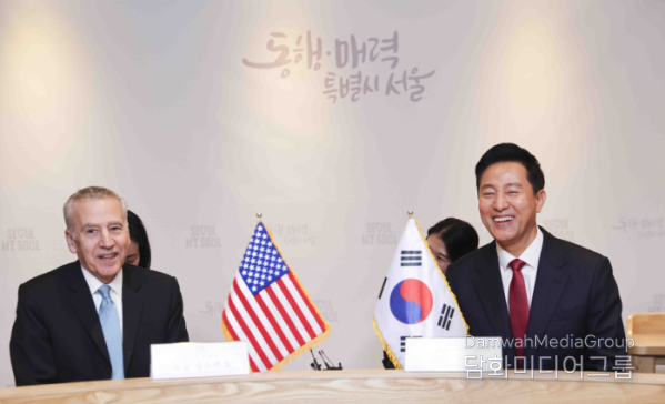 Seoul Mayor Oh Se-hoon (right) talks with U.S. Ambassador to the Republic of Korea Philip Goldberg during a special ceremony for the granting of honorary citizenship to the U.S. Ambassador to the Republic of Korea at Seoul City Hall on Dec. 26.