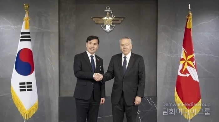 Acting Defense Minister Kim Sun-ho (left) and U.S. Ambassador to South Korea Philip Goldberg pose for a photo during a meeting at the Ministry of National Defense in Yongsan-gu, Seoul, on Jan. 2. / Courtesy of the Ministry of National Defense