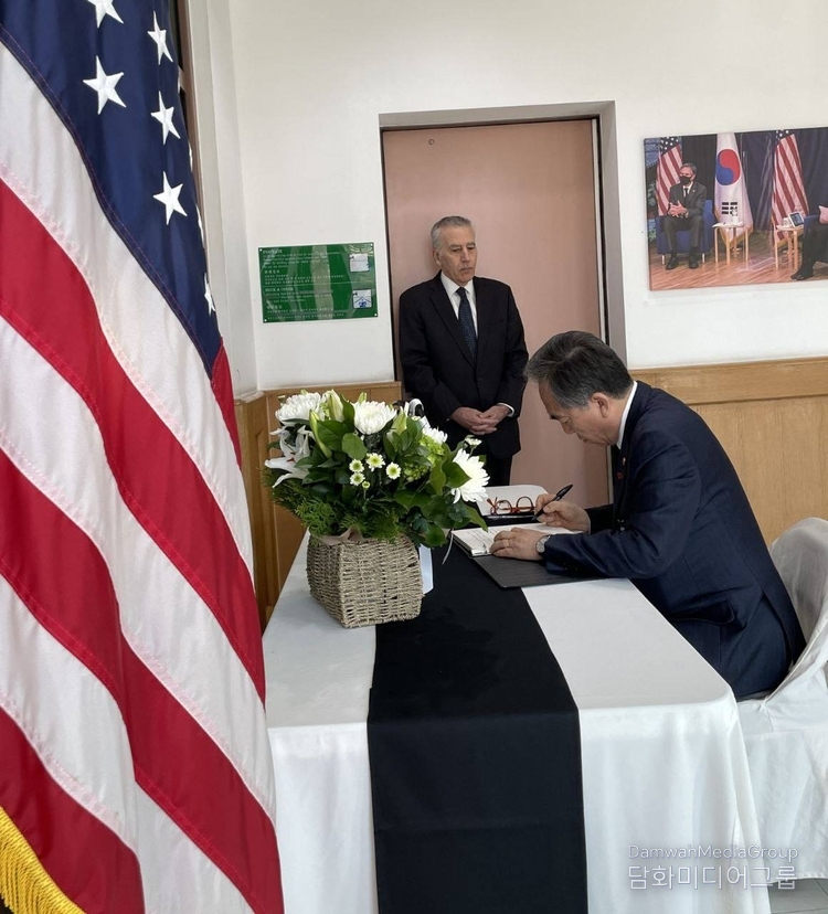 Minister of Foreign Affairs Cho Tae-yul visits the funeral home of the late U.S. President Jimmy Carter and signs a condolence book at the U.S. Embassy in Seoul on the afternoon of Jan. 2. / Courtesy of Minister Cho Tae-yul's Facebook