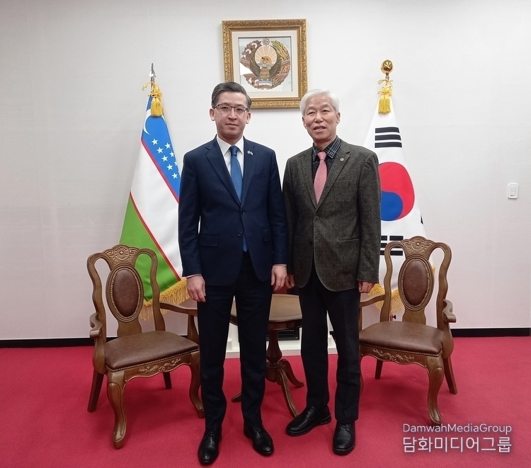 Ambassador of Uzbekistan to Korea Alisher Abdusalomov (left) and Chairman of Diplomacy Journal Lee Jon-young pose for the camera after agreeing to hold the Korea-Uzbekistan cultural exchange exhibition in Seoul on Jan. 7. / Courtesy of the Damwha Media Group