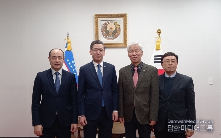 Amb. Alisher Abdusalomov and Deputy Chief of Mission Arziev Fazliddin of Uzbekistan (second and first from the left, respectively) take a commemorative photo with Chairman Lee Jon-young (third from the left) and Managing Editor Lee Kap-soo of Diplomacy Journal.
