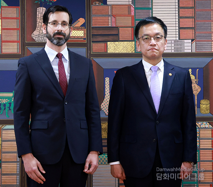 Acting President Choi Sang-mok (right) takes a photo with Cuban Ambassador to Korea Claudio Raúl Monson Baesa after receiving his credentials during the ceremony at the Government Complex in Seoul on Jan. 7. / Courtesy of the Presidential Office
