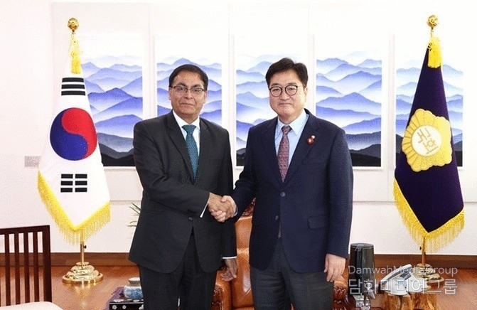 National Assembly Speaker Woo Won-sik (right) shakes hands with Indian Ambassador to Korea Amit Kumar on Jan. 9. / Courtesy of the National Assembly Speaker's Office)<br>
