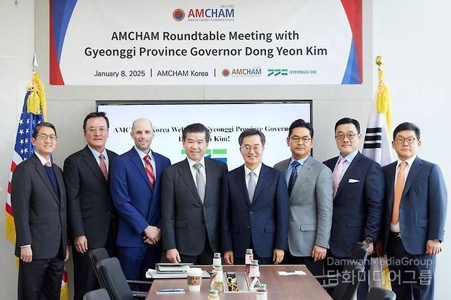 Gyeonggi-do Gov. Kim Dong-yeon (fourth from the right) poses for a photo after discussing ways to continue economic cooperation with U.S. business leaders at the American Chamber of Commerce in Seoul on Jan. 8. / Courtesy of Gyeonggi-do<br>
