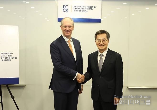 Gyeonggi-do Gov. Kim Dong-yeon (right) shakes hands with European Chamber of Commerce in Korea (ECCK) President Philippe Van Hoof on Jan. 8. / Courtesy of Gyeonggi-do
