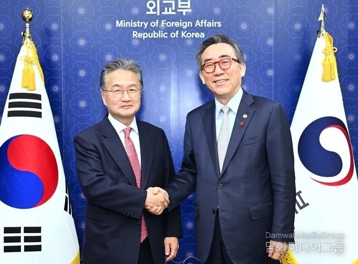 Foreign Minister Cho Tae-yul (right) receives new U.S. Acting Ambassador to South Korea Joseph Yun at the Foreign Ministry building in Jongno-gu, Seoul, on Jan. 14. / Courtesy of the Ministry of Foreign Affairs<br>
