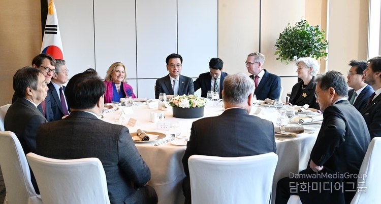 Choi Sang-mok, acting president and vice prime minister, hosts a luncheon meeting with ambassadors from the G7 and EU at the Four Seasons Hotel in Jongno-gu, Seoul, on Jan. 15. / Courtesy of the Ministry of Strategy and Finance<br>
