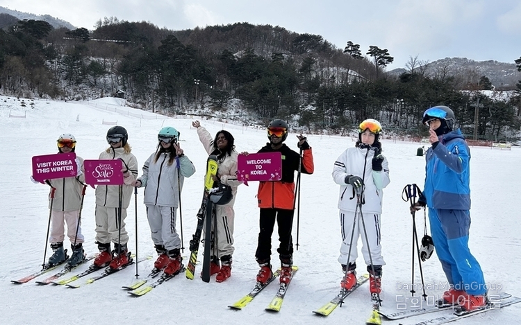 Seven foreign promoters of Korean culture on Jan. 7 take a group photo after their ski lesson at Muju Deogyusan Resort in Muju-gun County, Jeollabuk-do (Jeonbuk-do) Province. / Courtesy of Margareth Theresia