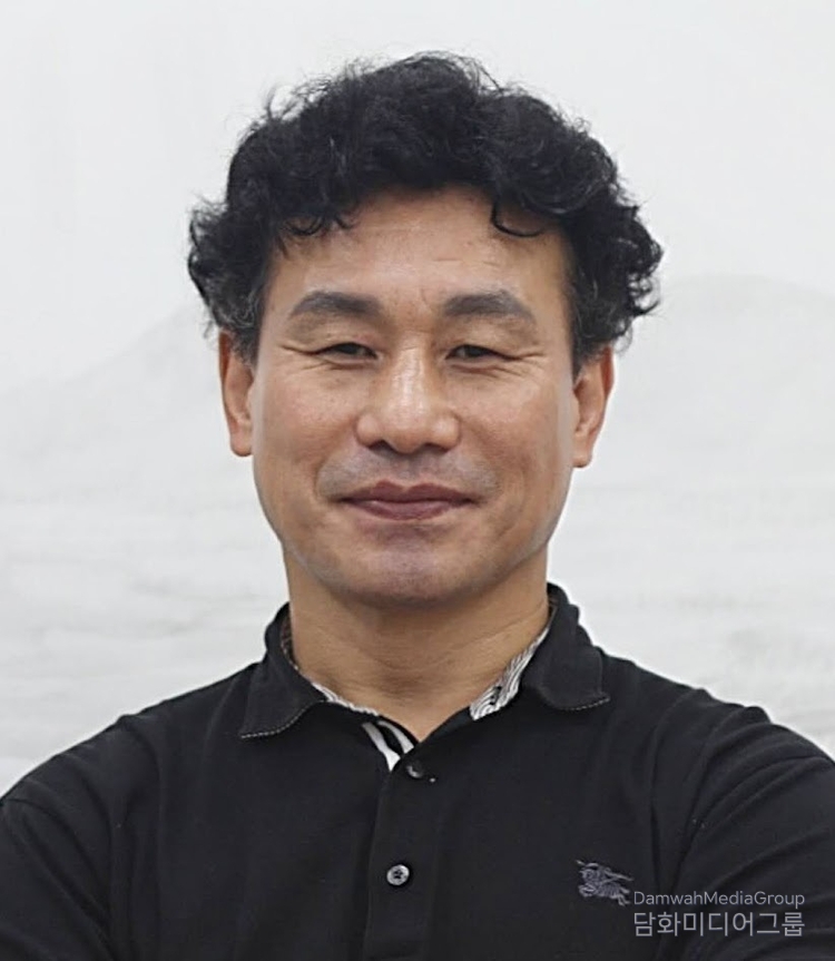 Artist Jang An-soon who breathes life into the unassuming reed, transforming it into a profound symbol of human emotion and the natural world.<br>
