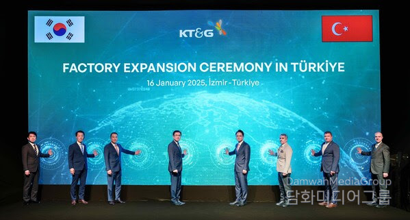 KT&G CEO Kyung-man Bang (fourth from right), Tire District Governor Vural Karagul (third from right), and Korean ambassador to Turkiye Yeon-doo Jeong (fourth from left), and other guests take a commemorative photo.<br>
