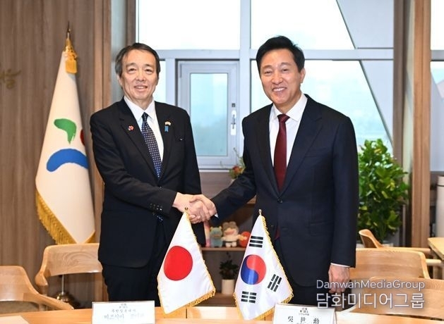 Seoul City Mayor Oh Se-hoon (right) takes a commemorative photo with Japanese Ambassador to Korea Koichi Mizushima after their meeting at Seoul City Hall on Jan. 20, 2025.