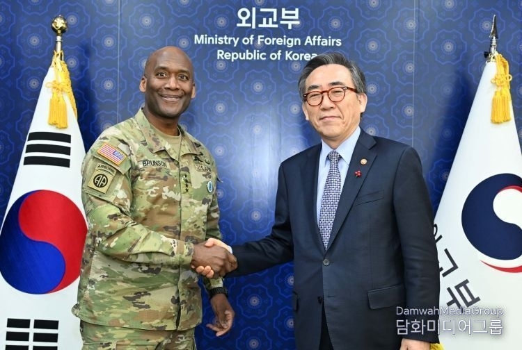 Foreign Minister Cho Tae-yul (right) meets with the new U.S. Commander of U.S. Forces Korea (USFK) Gen. Xavier Brunson at the Ministry of Foreign Affairs in Seoul on Jan. 22.
