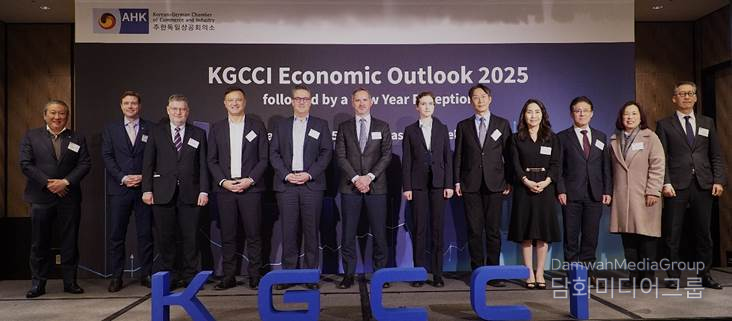 (From left) Tai Yoen Choi, Board Member of KGCCI & Representative Director of Armacell Korea LLC; Felix Kalkowsky, Vice President of KGCCI; Joern Beissert, Deputy Ambassador of German Embassy in Korea; Antonio Randazzo, CEO of Daimler Trucks Korea; Tomas Lekic, General Manager of Festo Korea; Christoph Hamann, General Manager of Merck Biopharma Korea; Katharina Viklenko, Director and Correspondent Korea at GTAI; Dr. Jiho Lee, Head of Research Department at the Bank of Korea; Hyun-Nam Park, Chairperson of KGCCI, HaJoong Chung, Vice Chairperson of KGCCI & President of Siemens Korea; Youngmi Kim, President of Henkel Korea; and Hoje Woo, Senior Vice President of KGCCI pose for a group photo at ‘KGCCI Economic Outlook 2025.’ / Courtesy of KGCCI